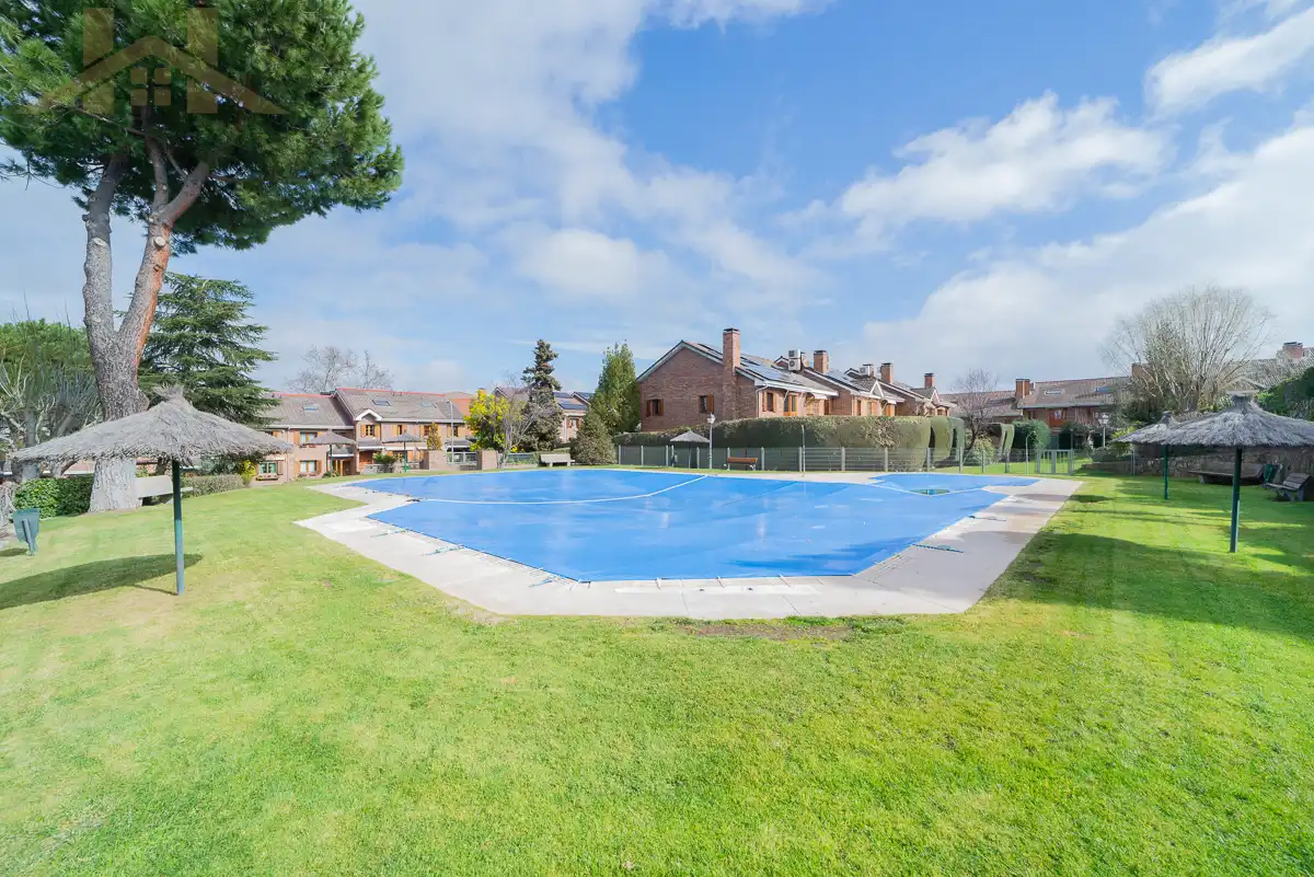 Piscina de Casa adosada en venda en Majadahonda amb Aire condicionat, Calefacció i Terrassa