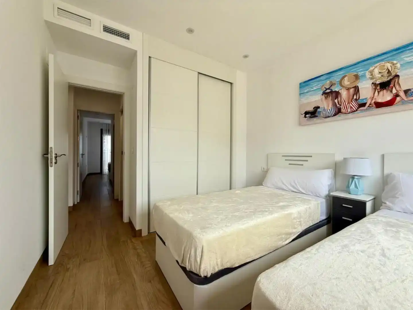 Schlafzimmer von Wohnung zur Miete in Torrevieja mit Klimaanlage und Schwimmbad