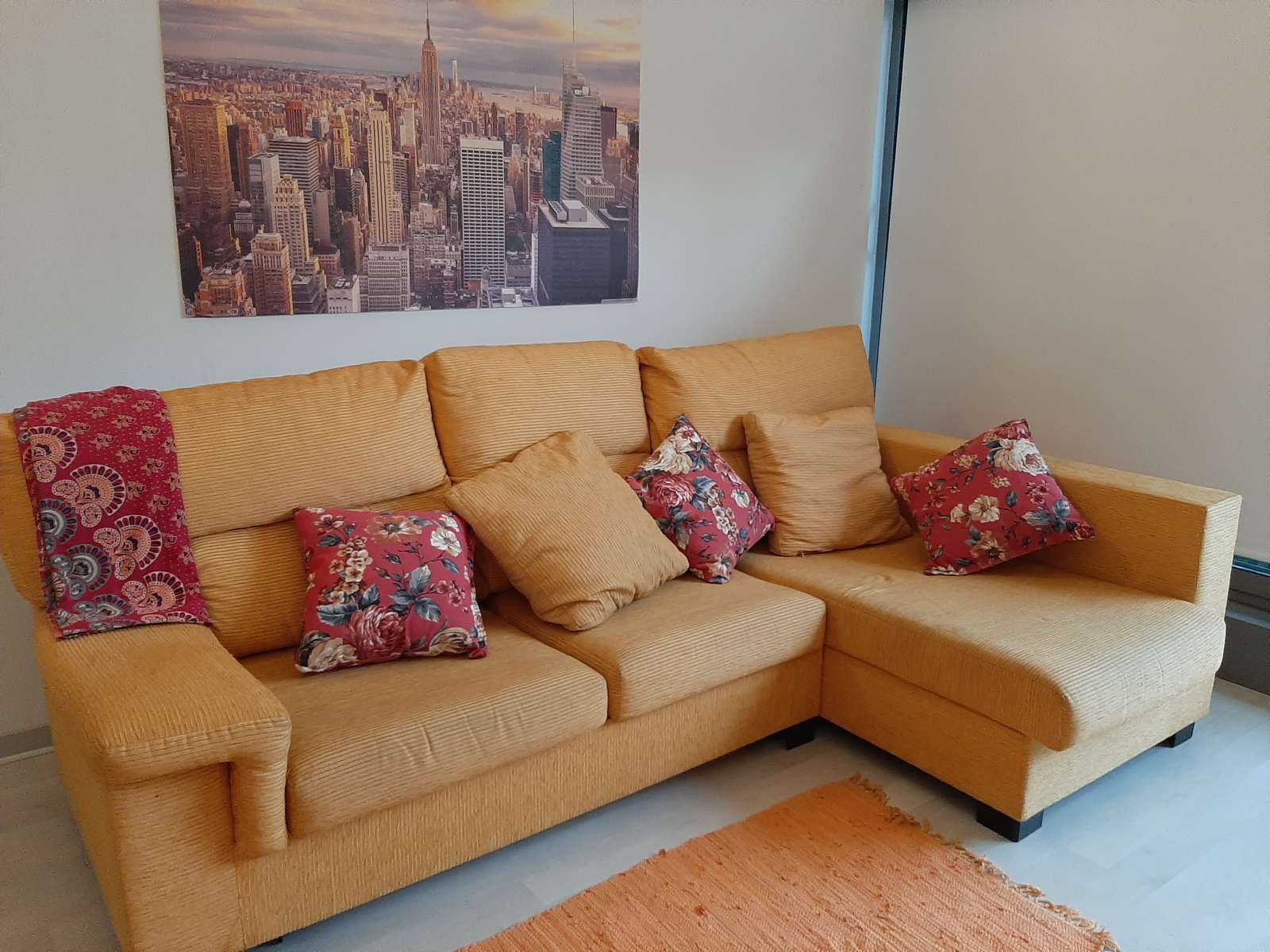 Living room of Study to share in  Valencia Capital  with Air Conditioner and Terrace