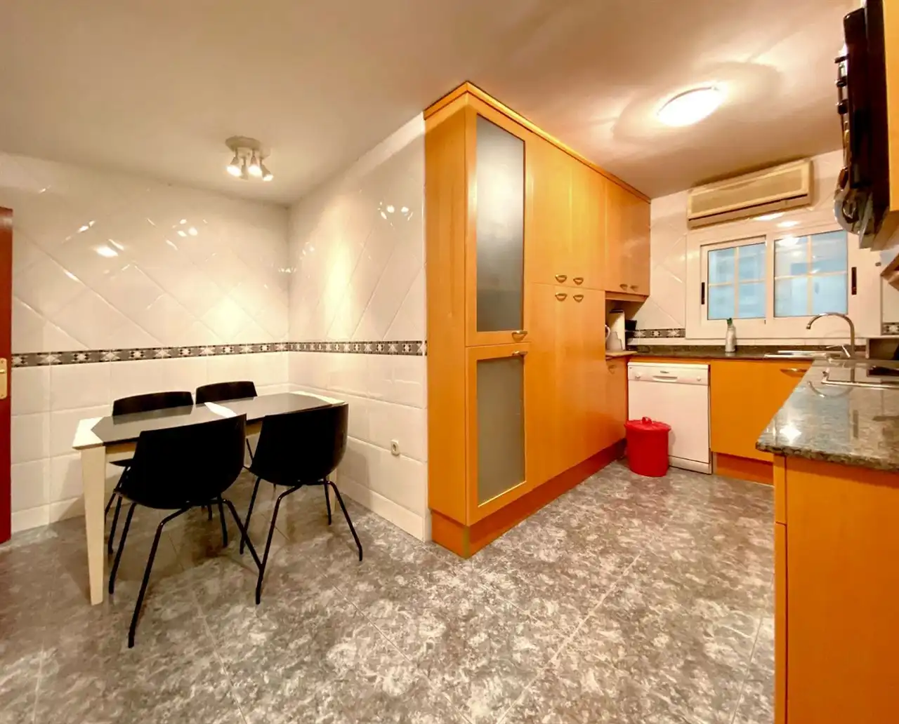 Küche von Wohnung zum Verkauf in Barcelona mit Klimaanlage und Gemeinschaftspool