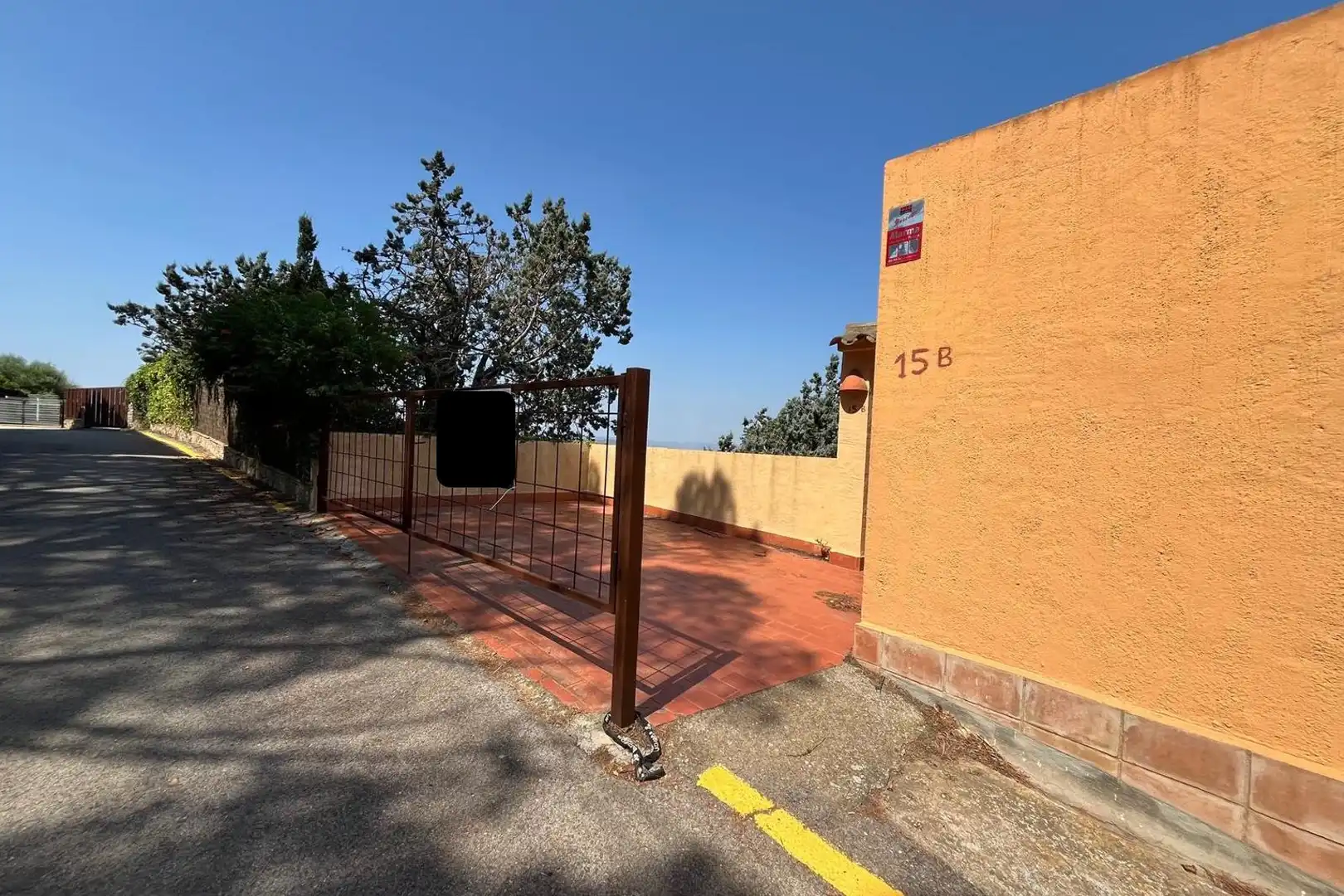 Außenansicht von Einfamilien-Reihenhaus zum Verkauf in Begur mit Terrasse und Balkon
