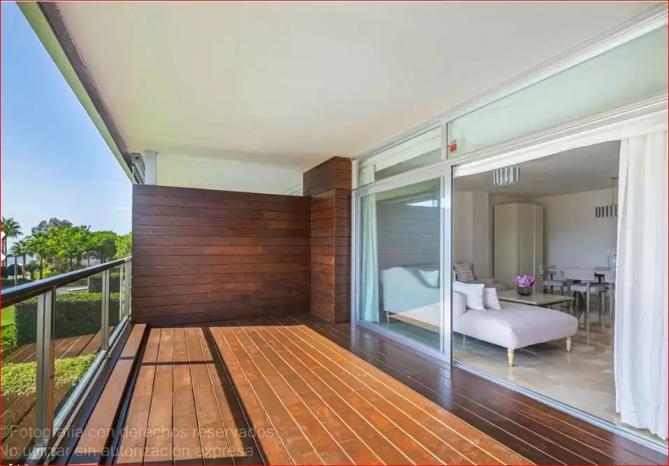 Terrasse von Wohnung zum Verkauf in Manilva mit Klimaanlage, Heizung und Privatgarten