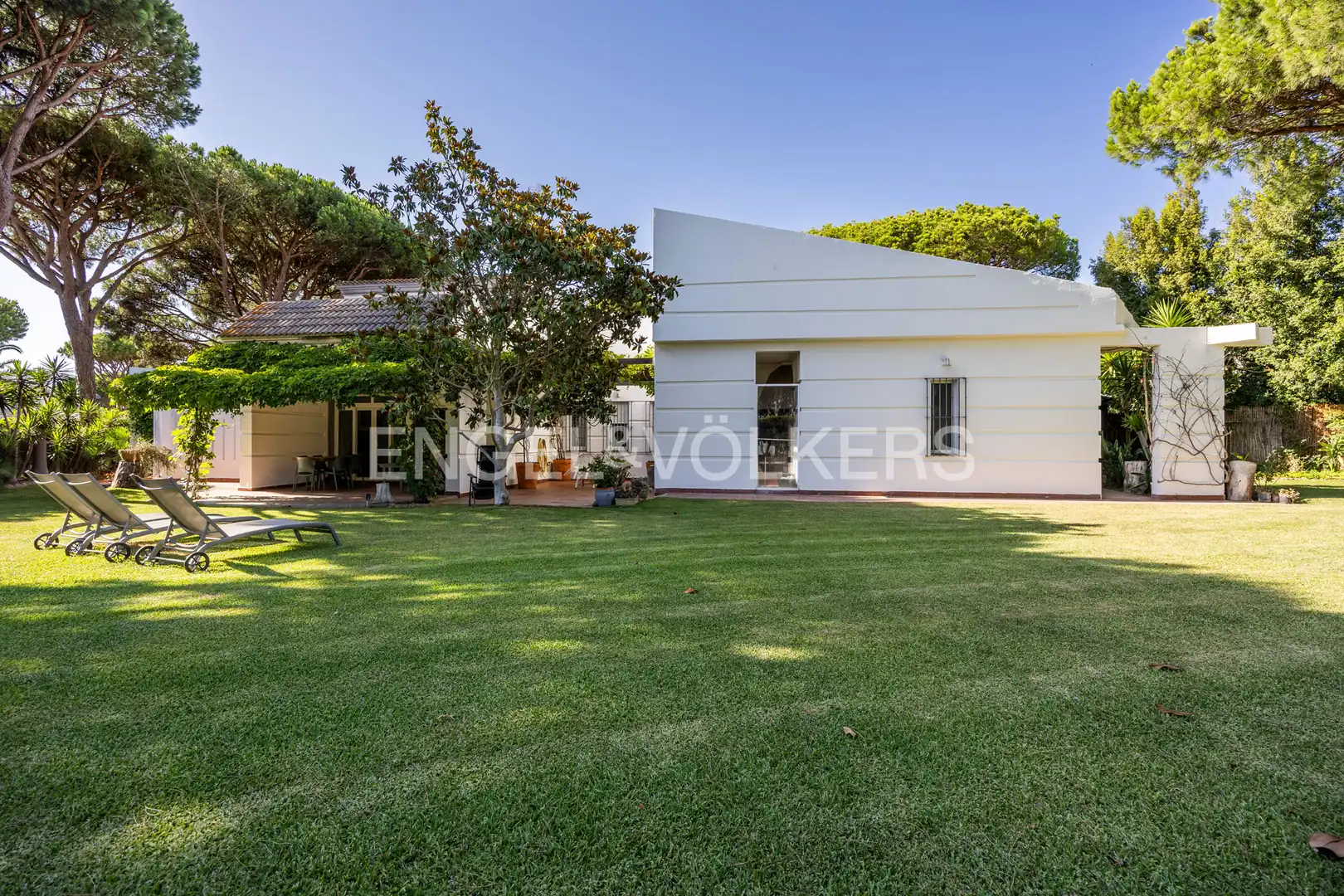 Vista exterior de Casa o xalet en venda en Conil de la Frontera amb Aire condicionat, Calefacció i Jardí privat