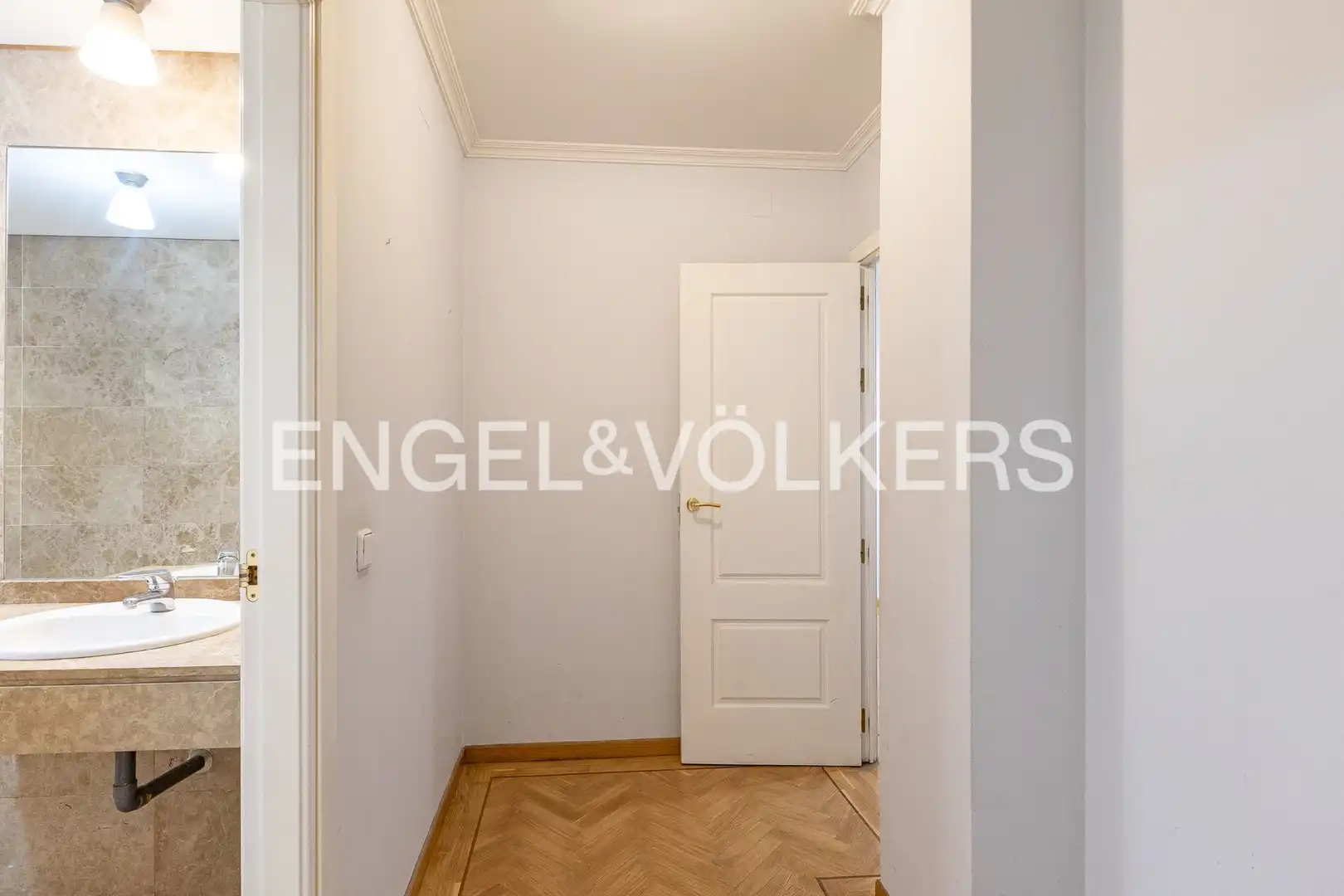 Flat for sale in Madrid  with Air Conditioner and Heating