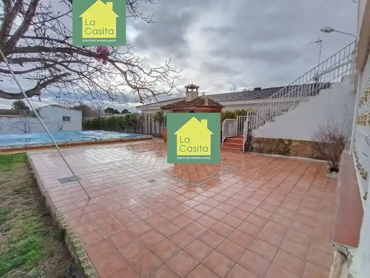 Vista exterior de Casa o xalet en venda en Albacete amb Aire condicionat, Jardí privat i Traster