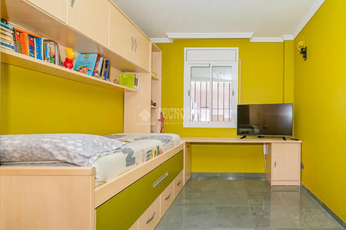 Dormitori de Casa o xalet en venda en Lucena amb Aire condicionat, Jardí privat i Moblat