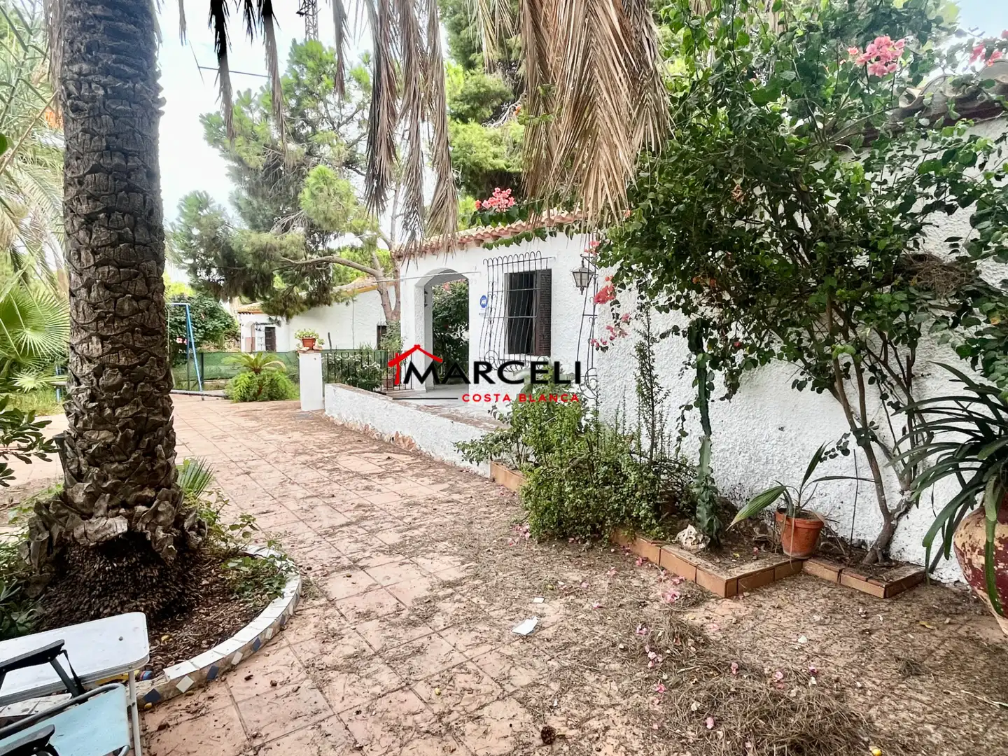 Vista exterior de Casa o xalet en venda en Orihuela amb Jardí privat, Terrassa i Moblat