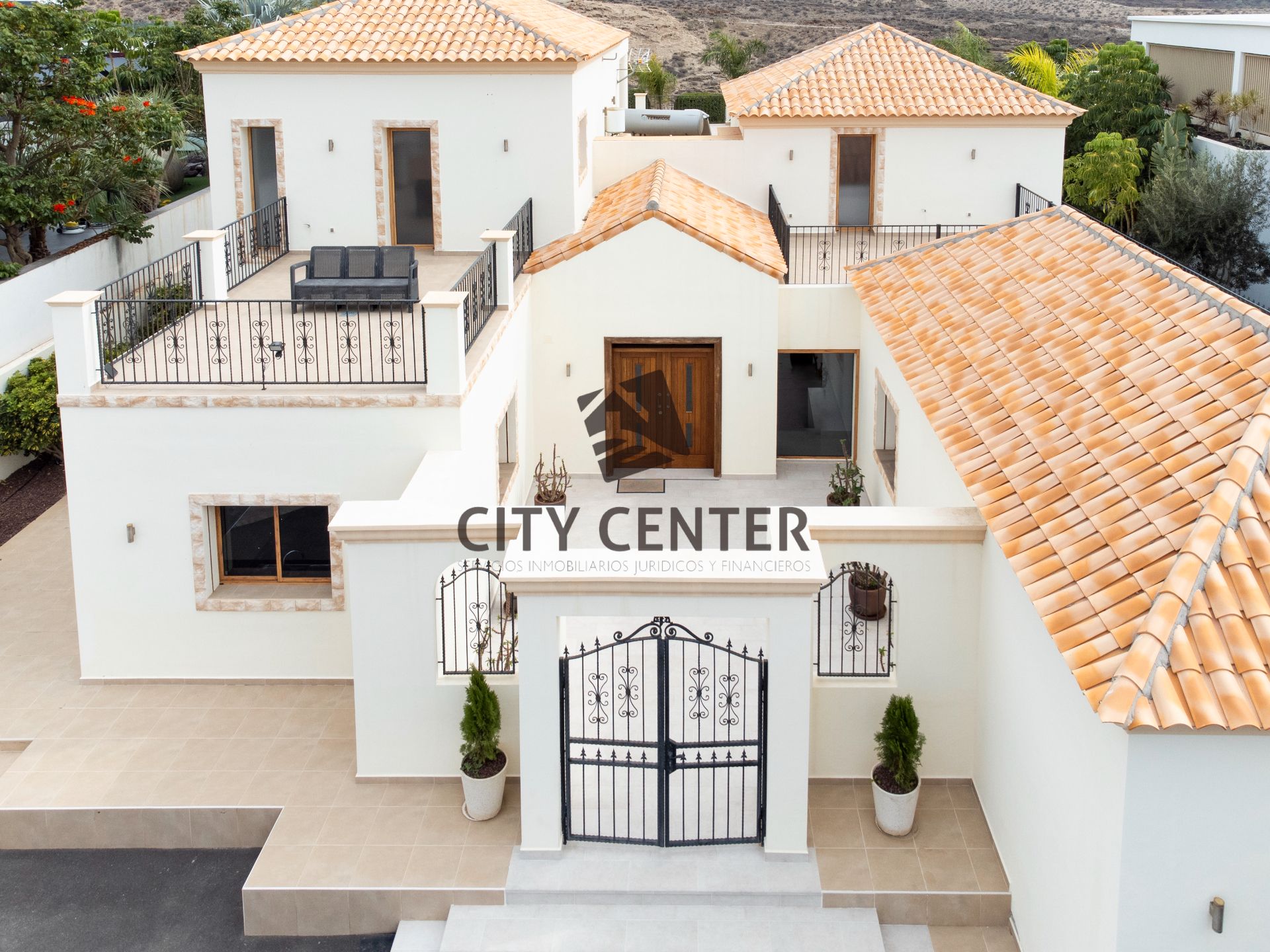 Vista exterior de Casa o xalet en venda en Adeje amb Aire condicionat, Jardí privat i Piscina