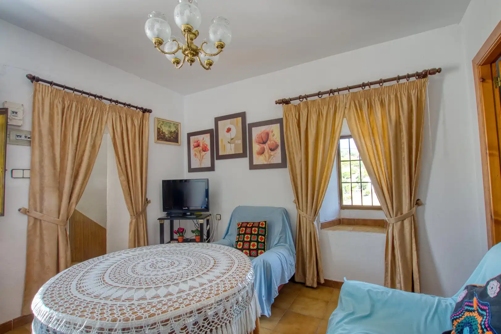 Sala d'estar de Casa adosada en venda en Canillas de Aceituno amb Jardí privat