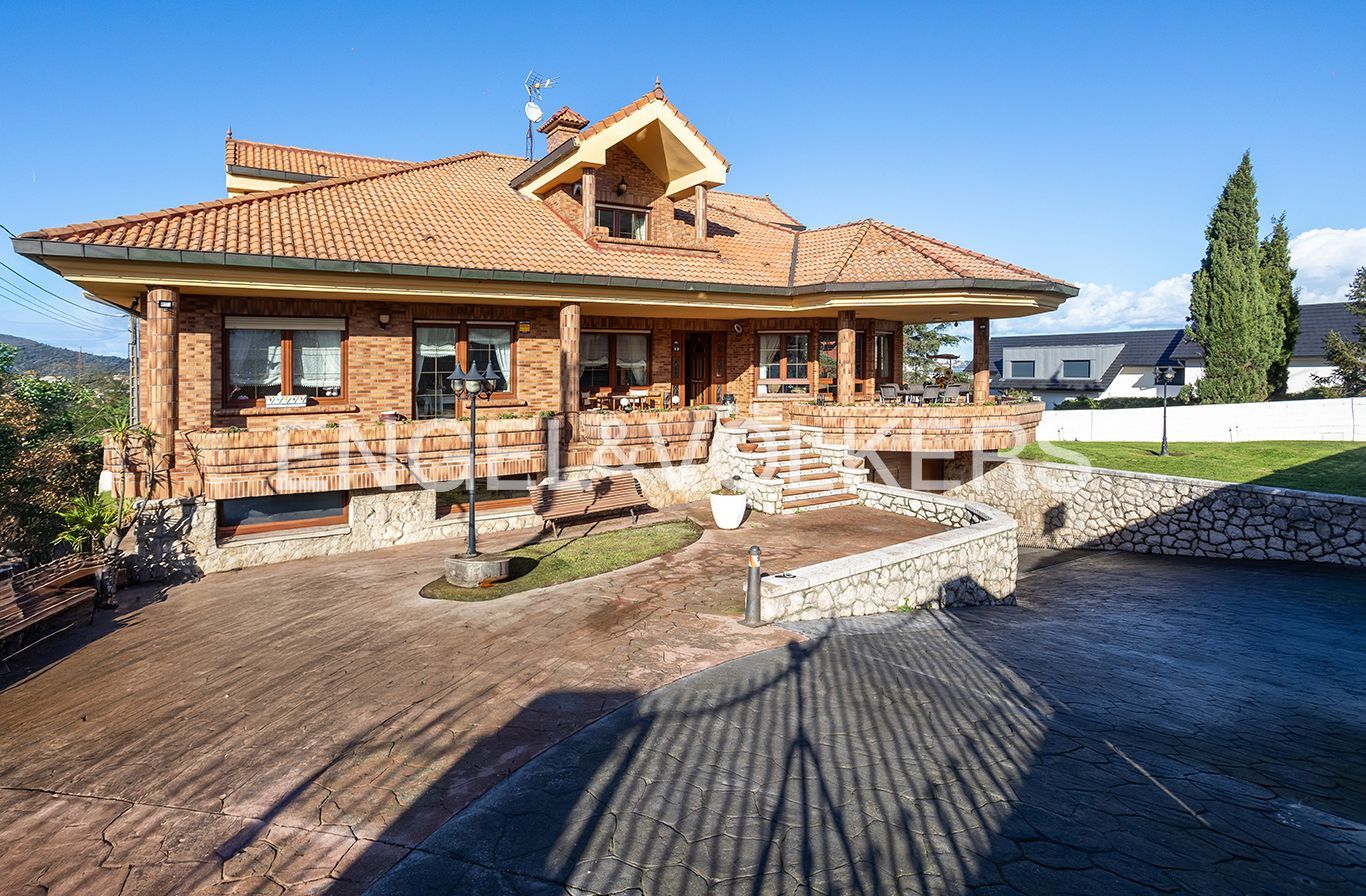 Vista exterior de Casa o xalet en venda en Camargo amb Calefacció, Jardí privat i Parquet