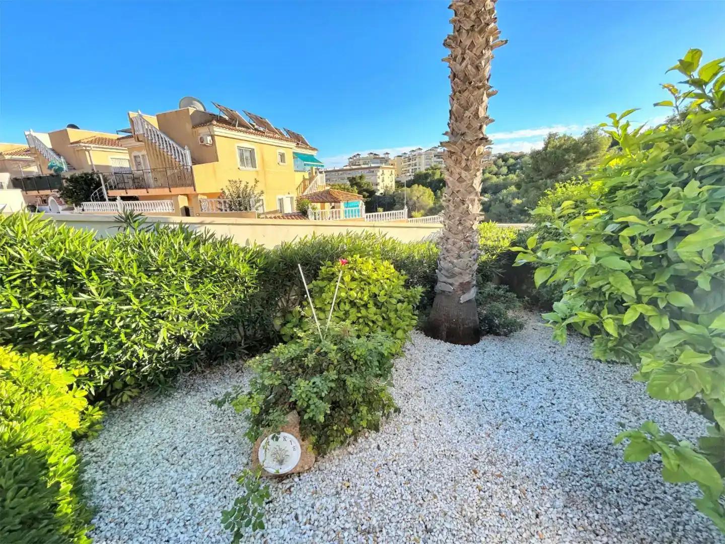 Vista exterior de Casa adosada en venda en Orihuela amb Aire condicionat, Jardí privat i Piscina