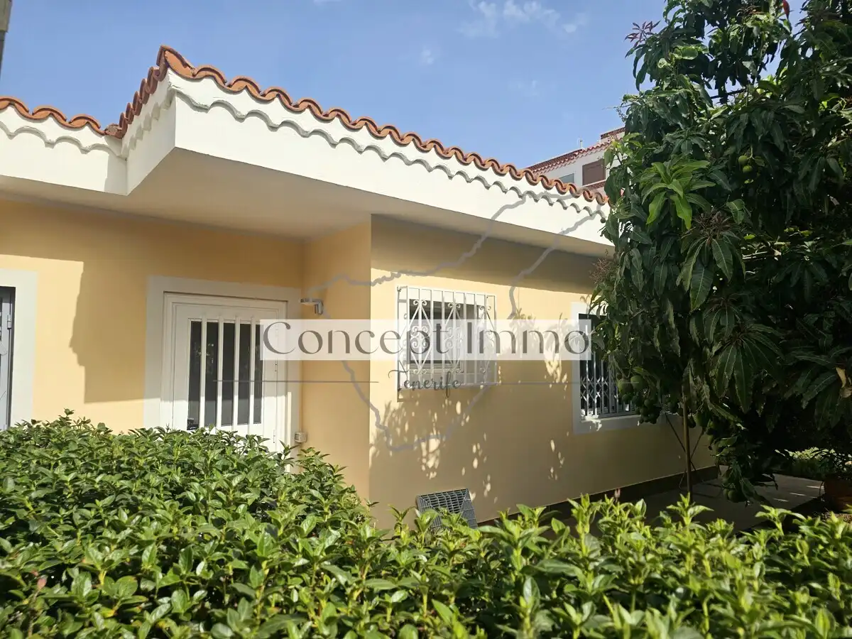 Vista exterior de Casa o xalet en venda en Arona amb Jardí privat, Terrassa i Traster