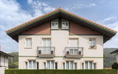 Vista exterior de Casa adosada en venda en Mendaro amb Terrassa i Balcó