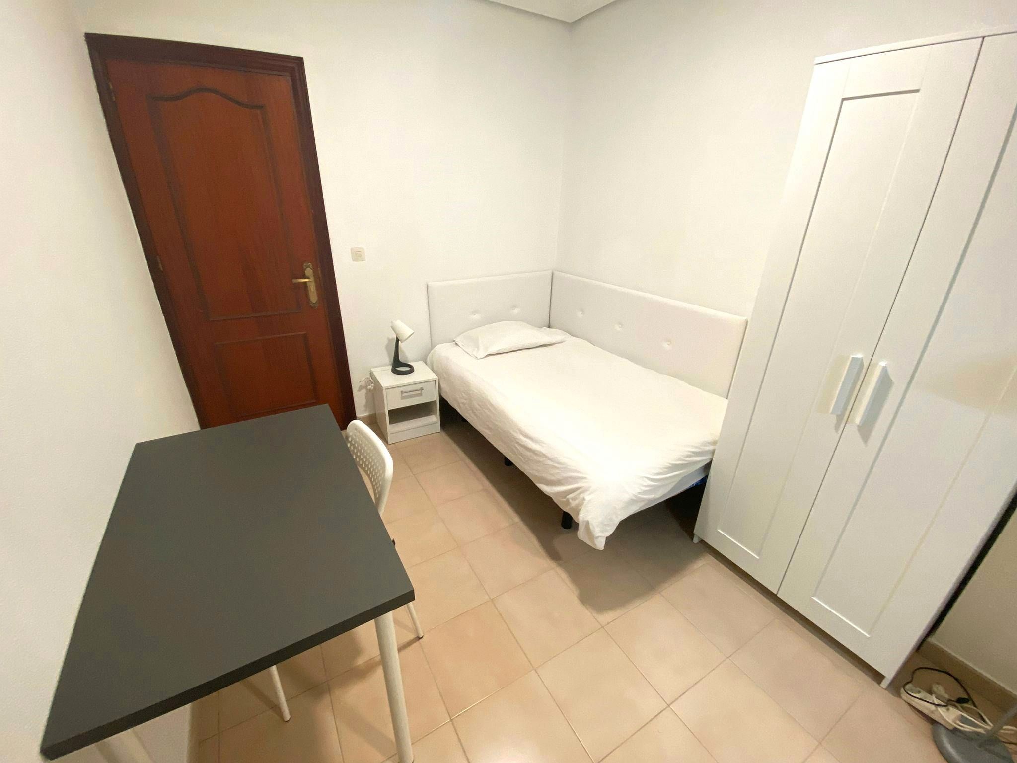 Bedroom of Flat to share in  Sevilla Capital  with Washing machine and Balcony