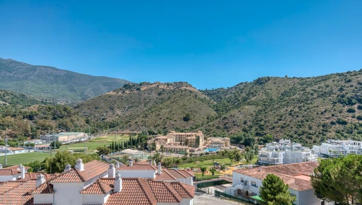 Vista exterior de Casa adosada en venda en Benahavís amb Aire condicionat, Calefacció i Jardí privat