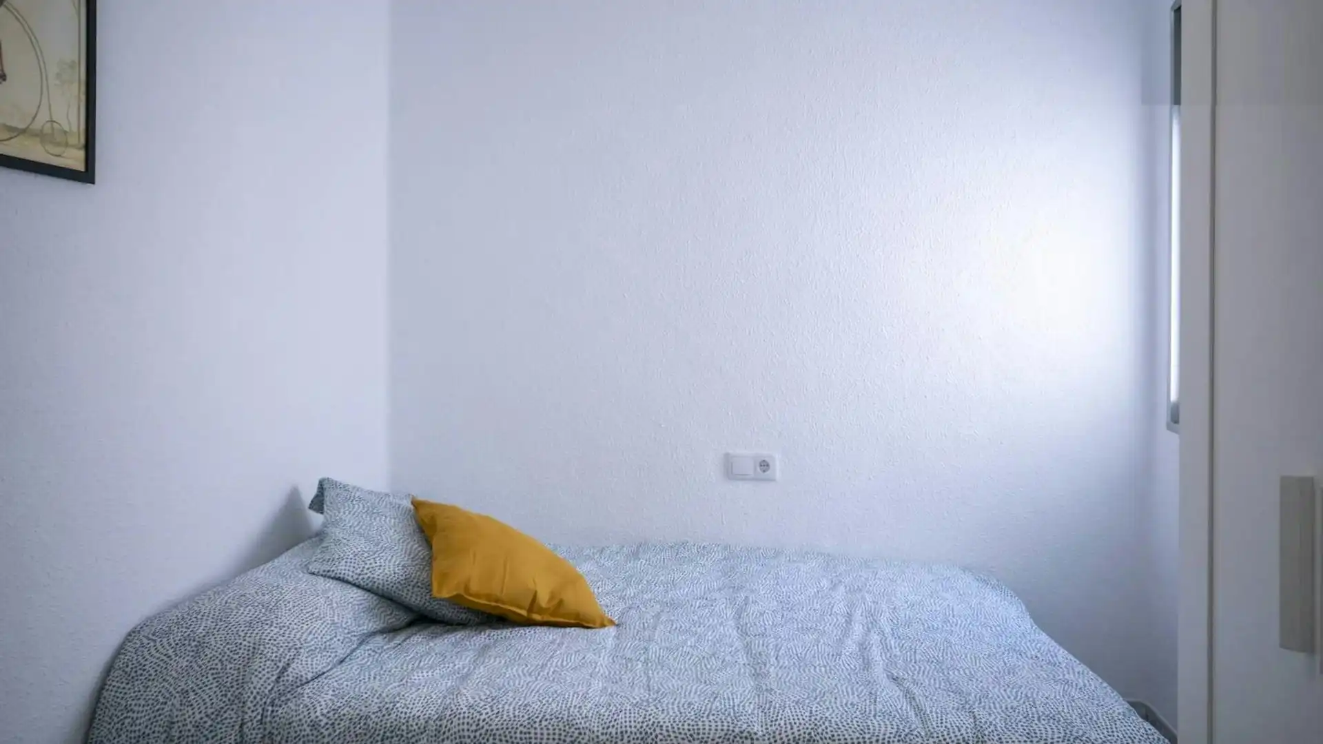 Bedroom of Flat for share in  Valencia Capital  with Washing machine and Internet