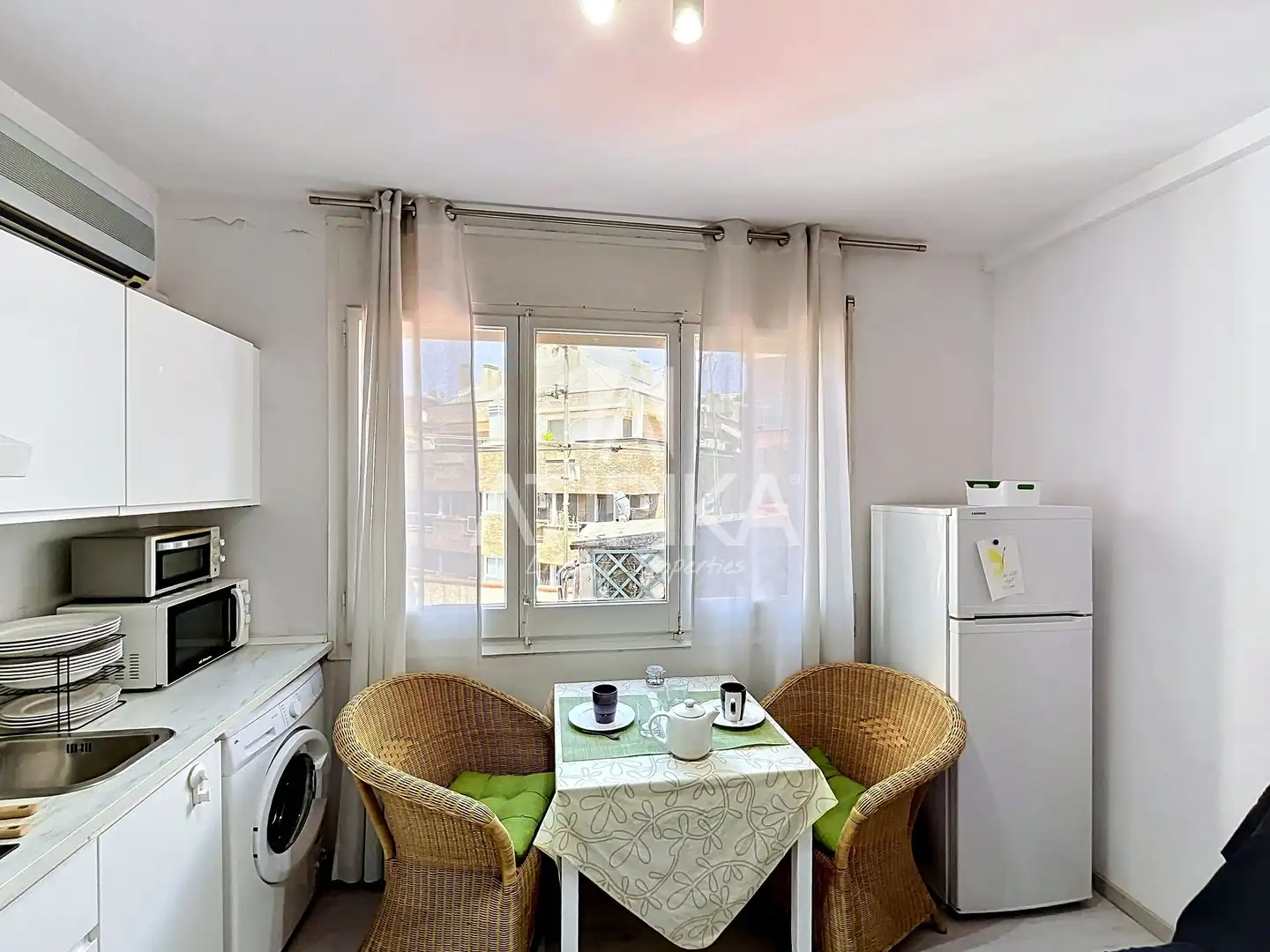 Esszimmer von Büro zum Verkauf in Barcelona mit Klimaanlage und Möbliert