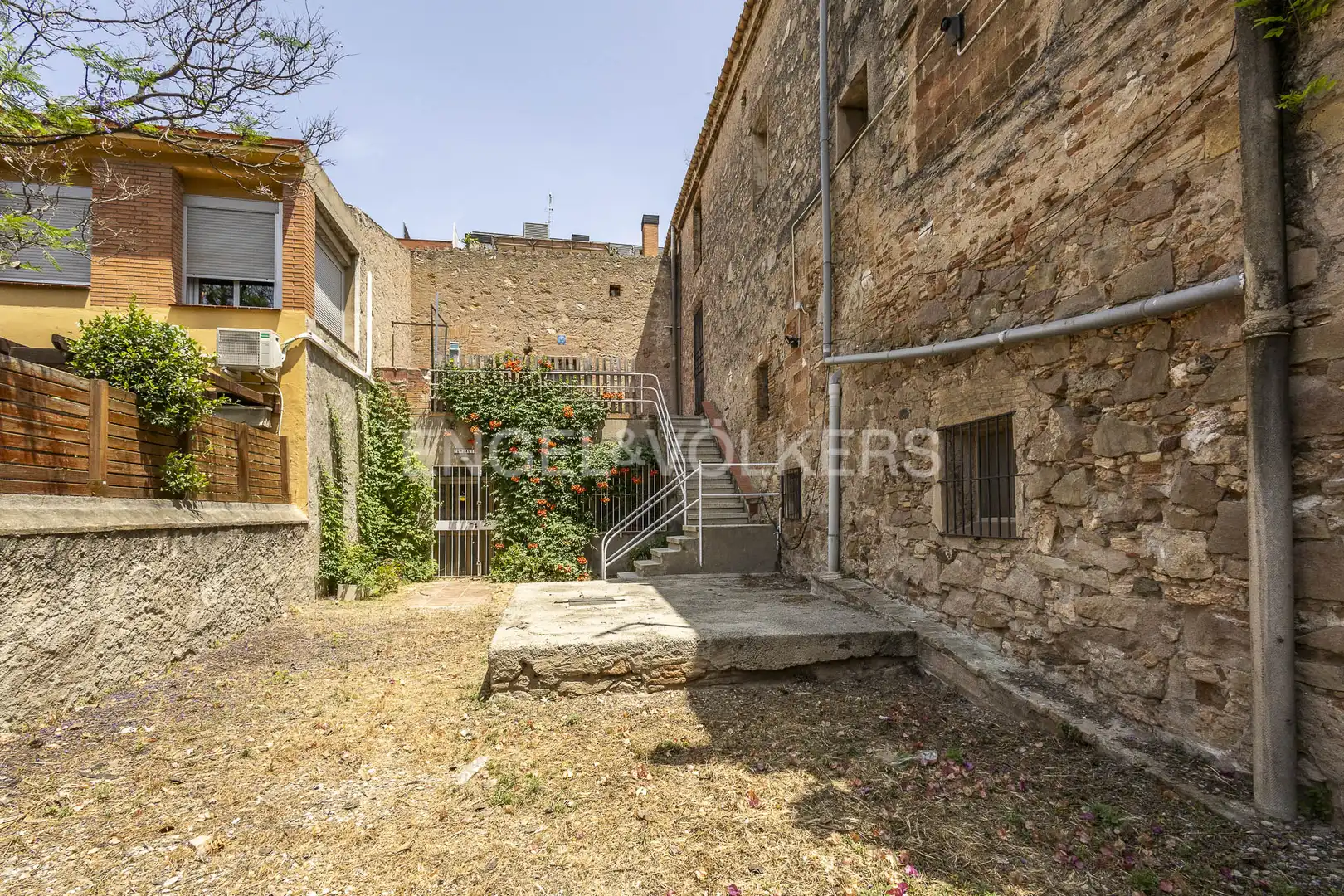 Vista exterior de Edificio en venta en Sant Joan Despí