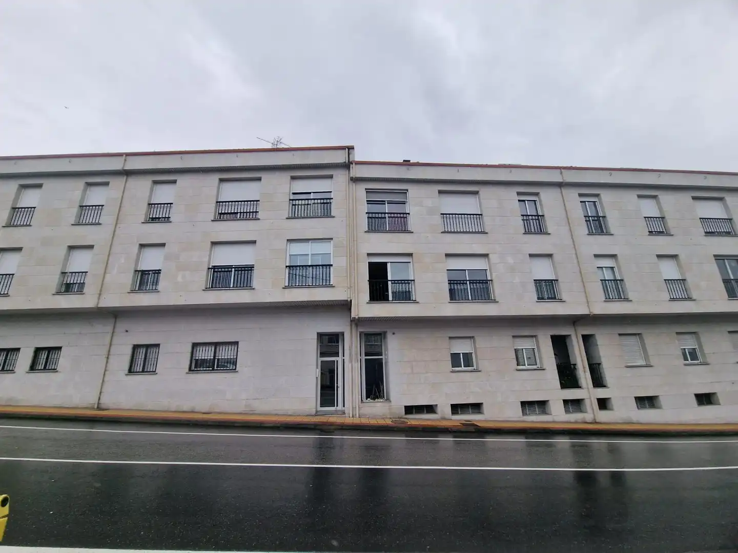 Vista exterior de Pis en venda en San Cibrao das Viñas amb Parquet, Terrassa i Traster