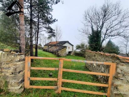 Casa o xalet en venda en Luena  amb Jardí privat