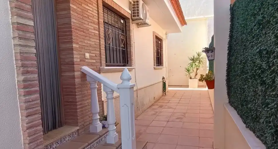 Vista exterior de Casa o chalet en venta en Bigastro con Microondas y Balcón