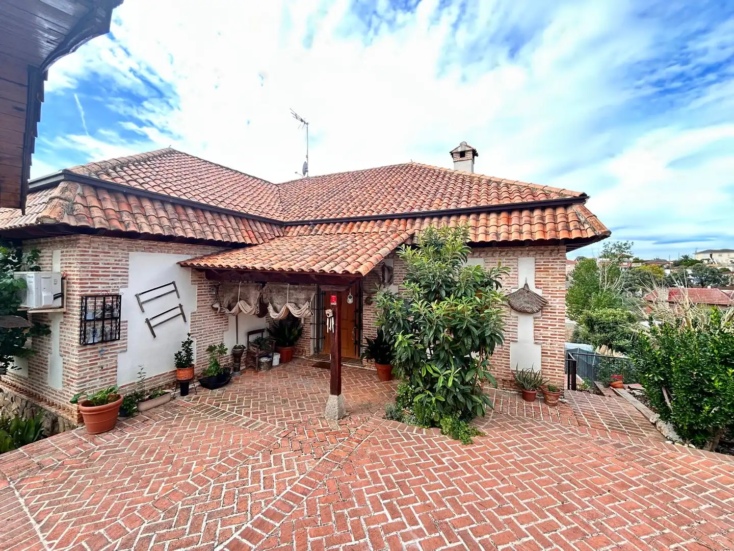 Vista exterior de Casa o xalet en venda en Santa Cruz del Retamar amb Aire condicionat, Calefacció i Jardí privat