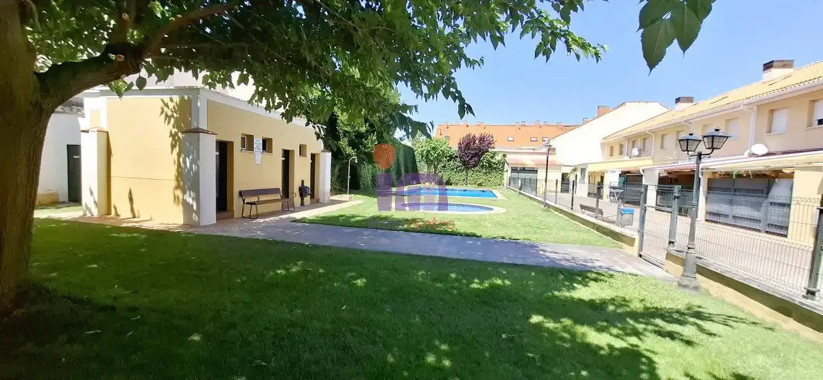 Jardín de Casa adosada en venta en Valdepeñas con Aire acondicionado, Calefacción y Piscina comunitaria