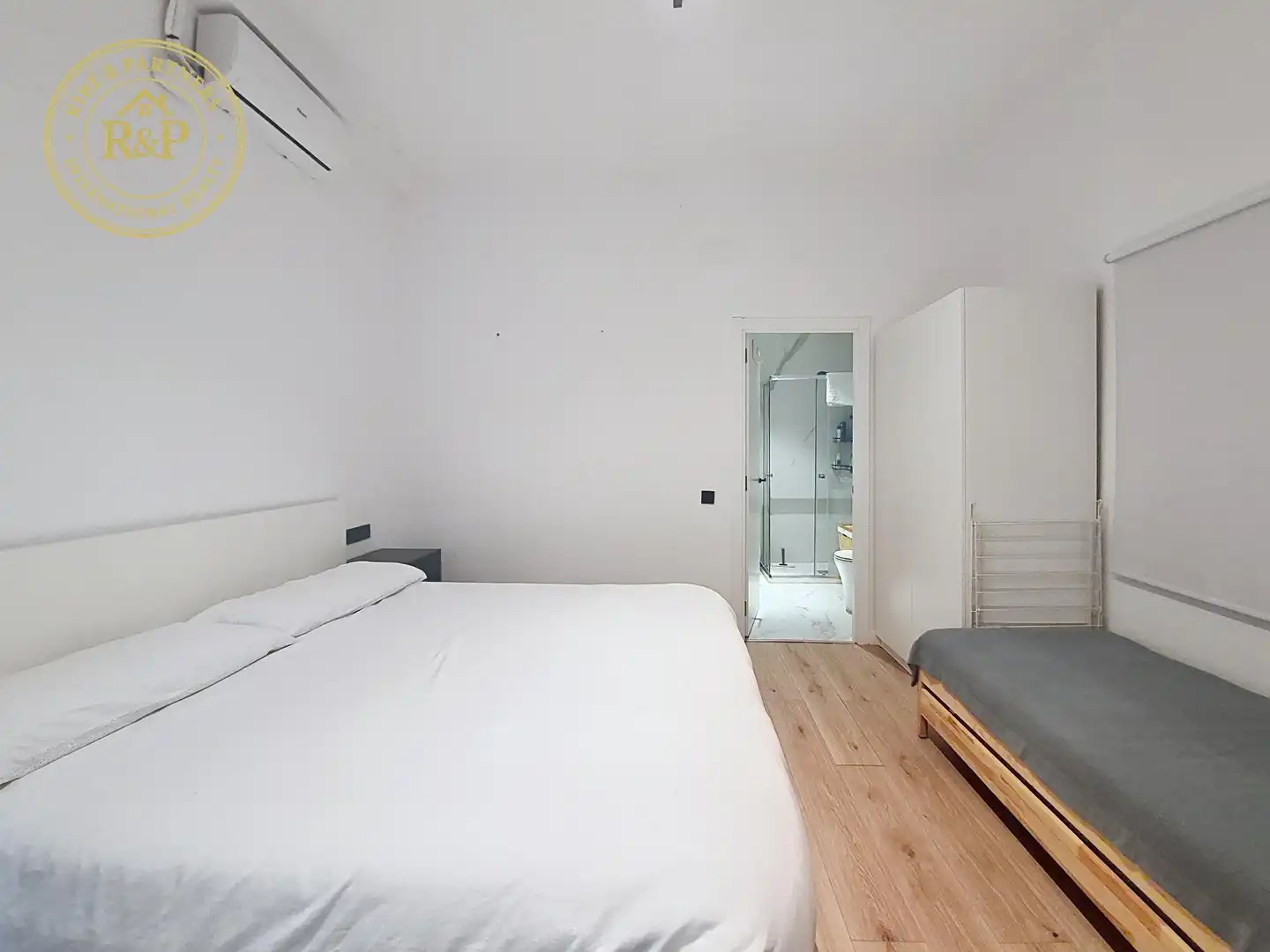 Bedroom of Flat for sale in  Barcelona Capital  with Air Conditioner, Parquet flooring and Alarm