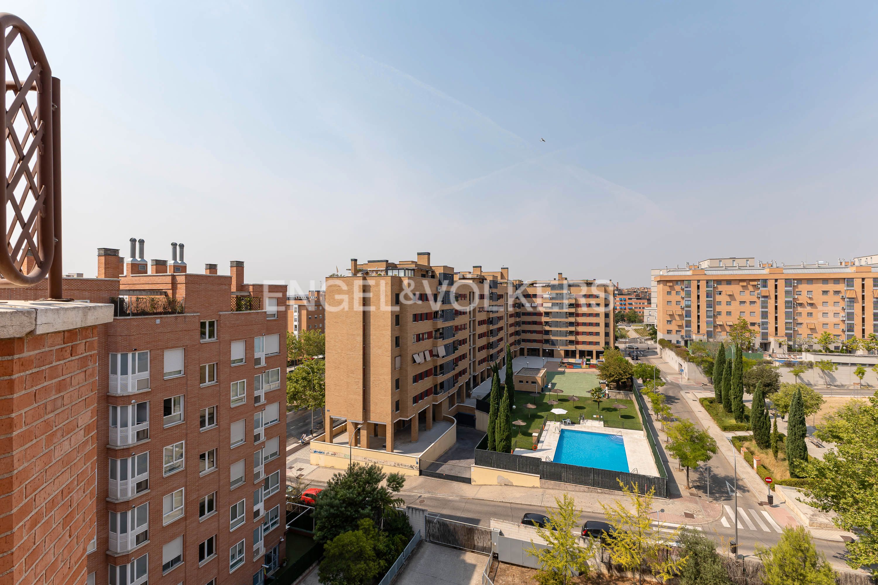 Vista exterior de Apartament en venda en  Madrid Capital amb Calefacció, Jardí privat i Parquet