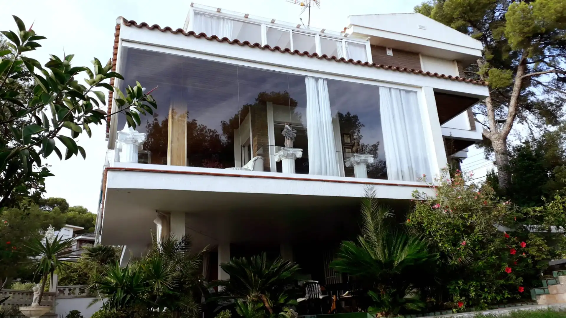 Vista exterior de Casa o xalet en venda en Castelldefels amb Aire condicionat, Calefacció i Jardí privat