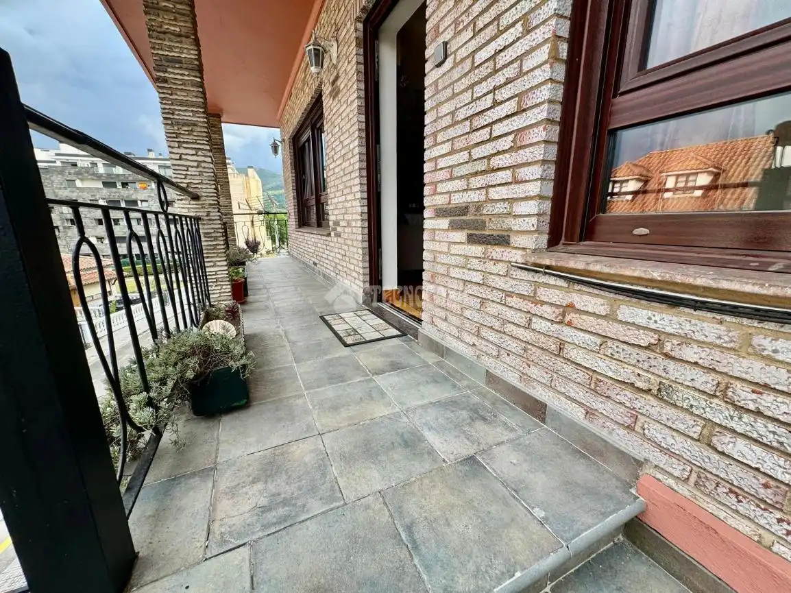 Terrassa de Casa o xalet en venda en El Astillero   amb Calefacció, Parquet i Terrassa