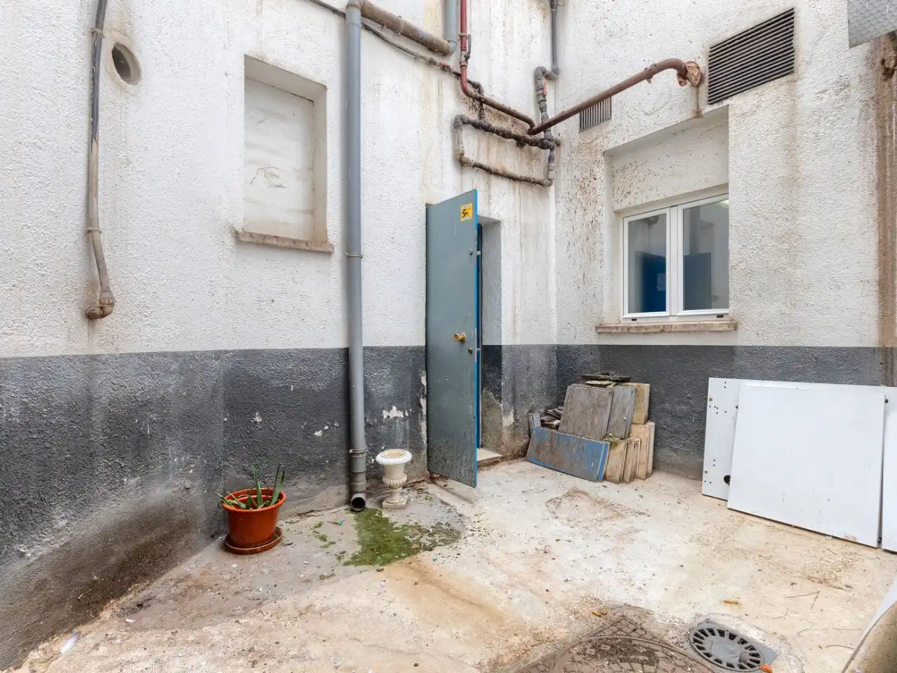 Exterior view of Commercial properties for rent in Madrid  with Air Conditioner, Heating and Furnished