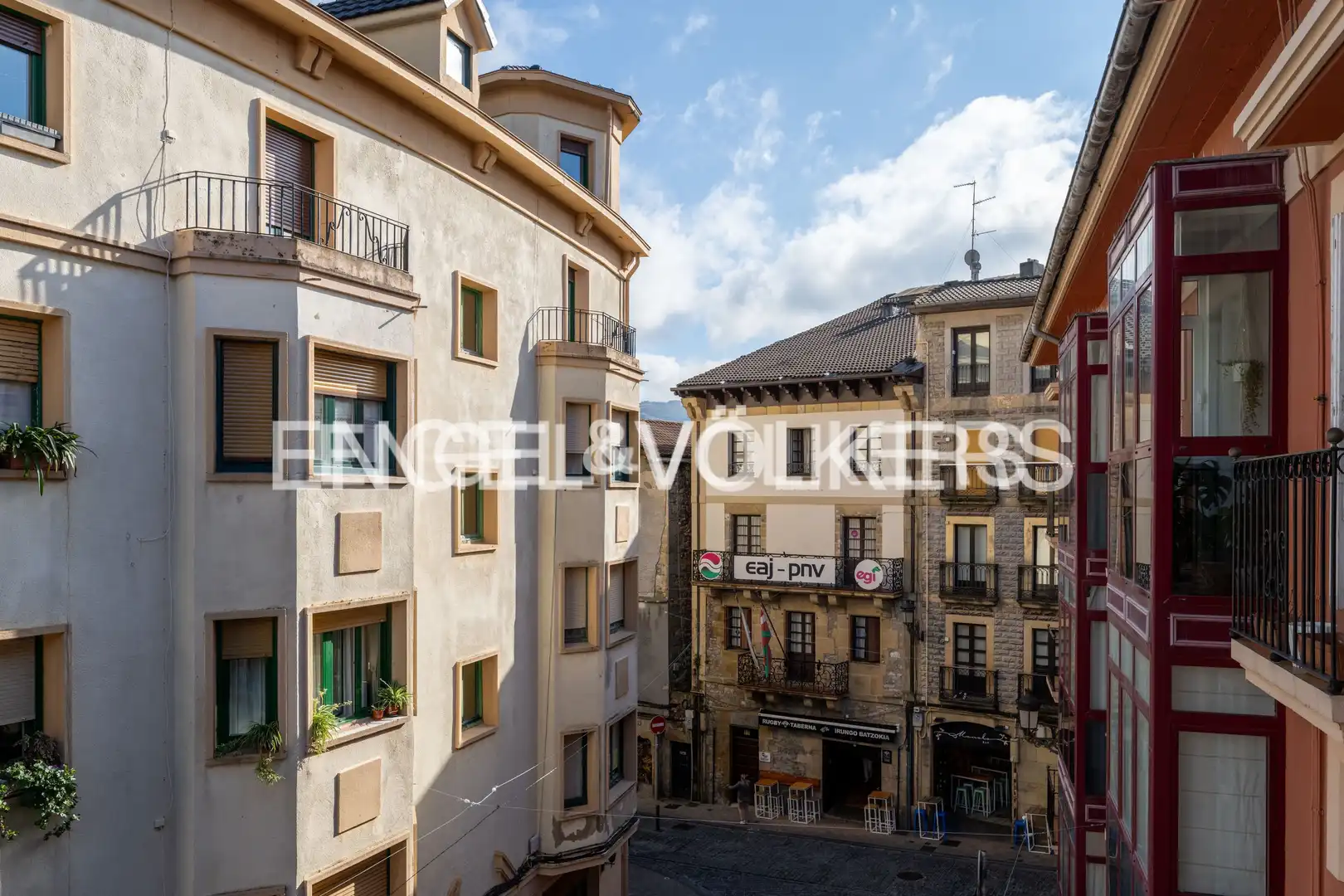 Vista exterior de Dúplex en venda en Irun  amb Calefacció, Parquet i Balcó
