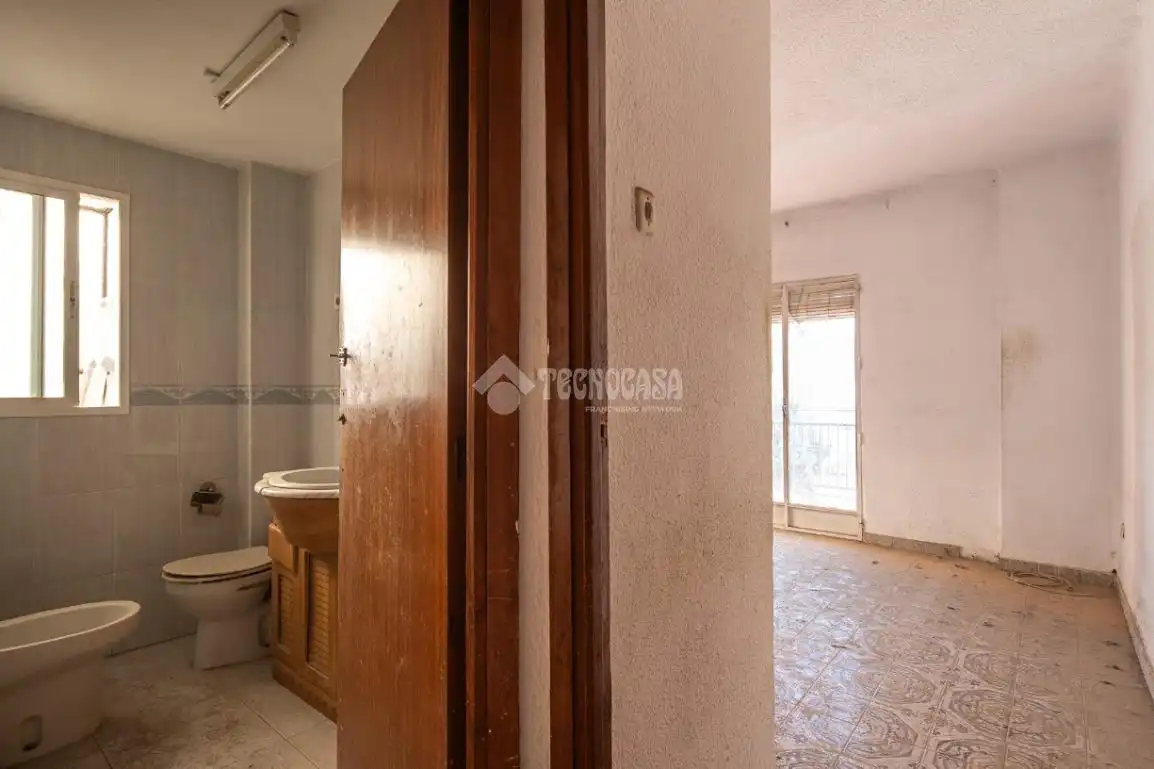 Piso en venta en Granada con Balcón