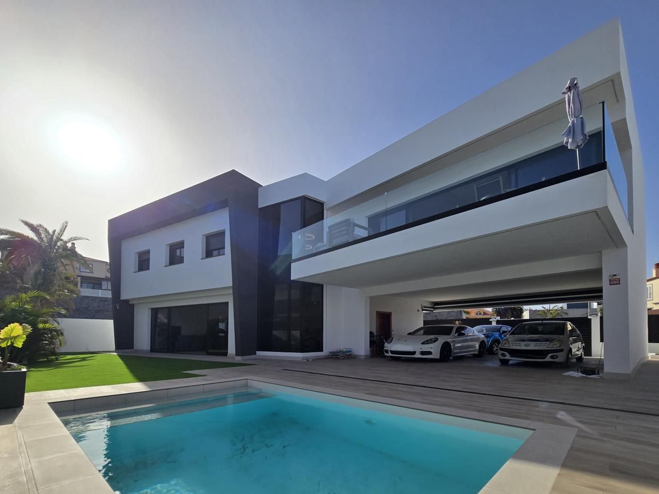 Vista exterior de Casa o xalet en venda en Las Palmas de Gran Canaria amb Jardí privat, Terrassa i Piscina