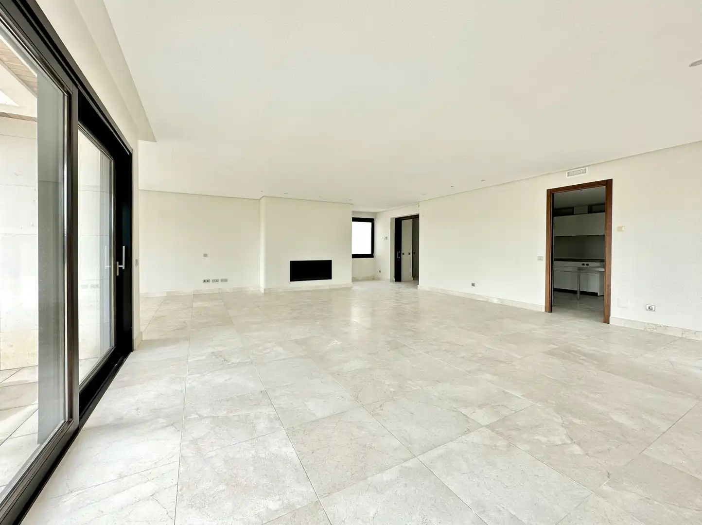 Wohnzimmer von Maisonette zum Verkauf in Sotogrande mit Klimaanlage, Privatgarten und Terrasse