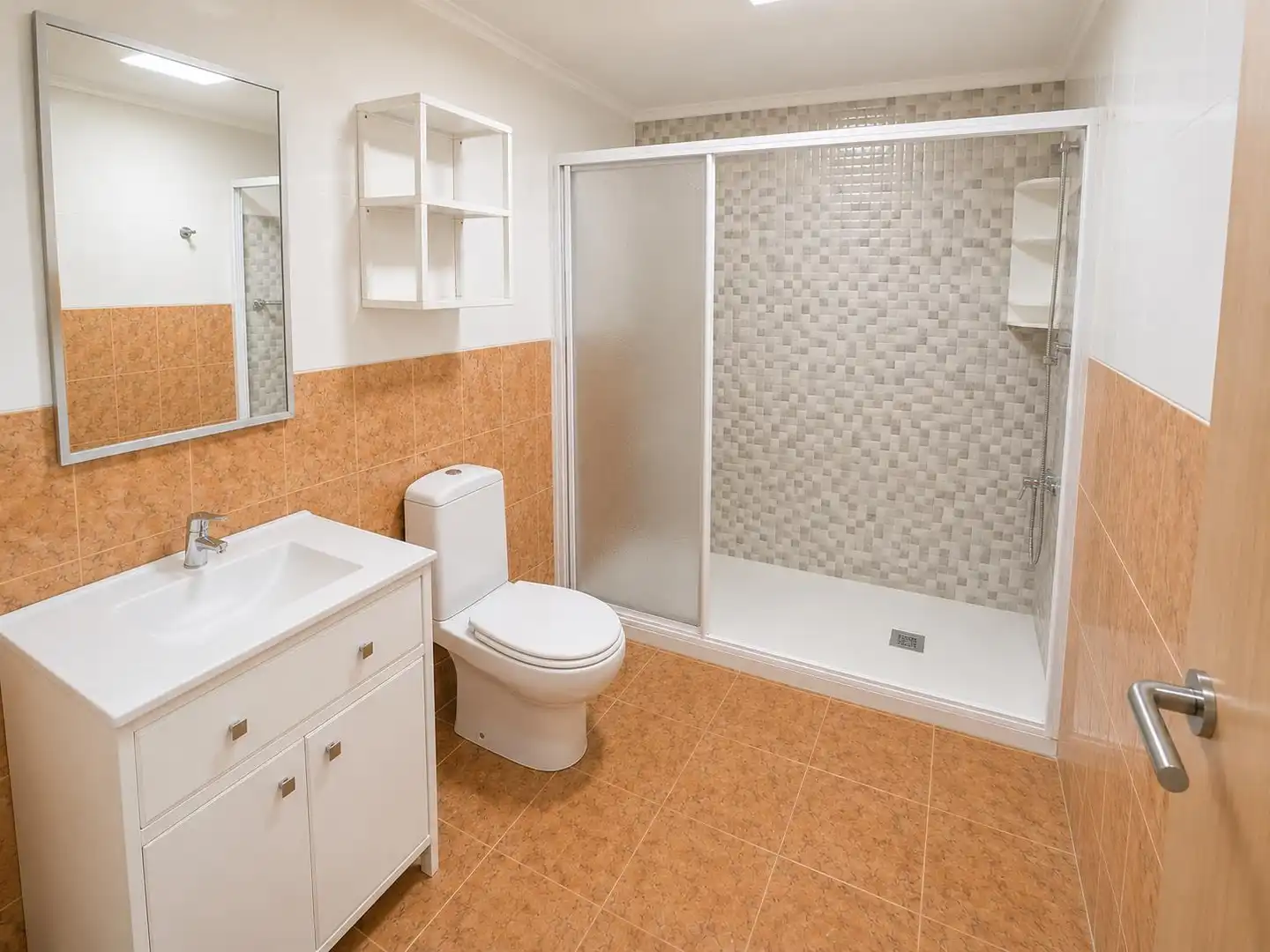 Baño de Piso de alquiler en Málaga con Aire acondicionado, Calefacción y Jardín privado