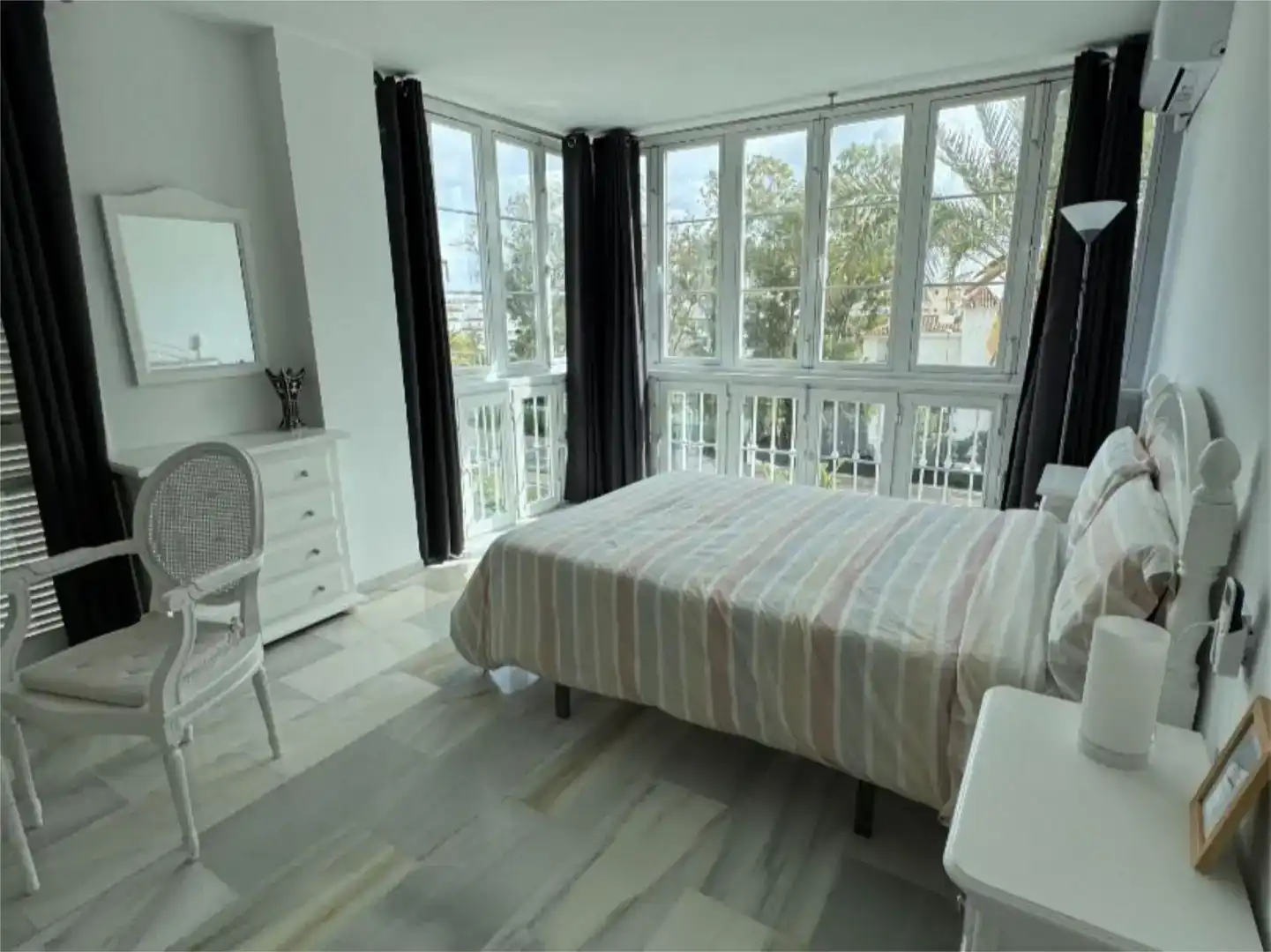 Dormitori de Apartament de lloguer en Marbella amb Aire condicionat, Piscina i Balcó