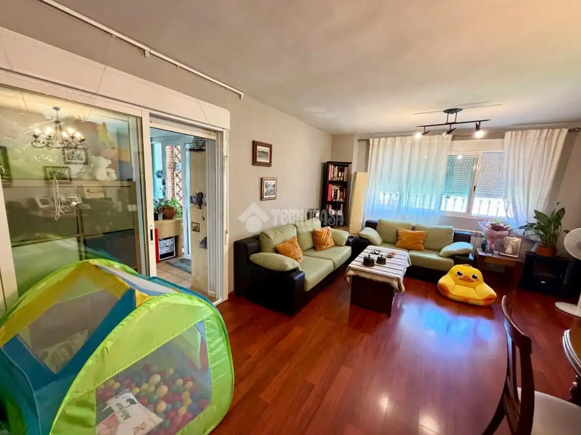 Sala d'estar de Casa adosada en venda en Daganzo de Arriba amb Aire condicionat, Parquet i Piscina