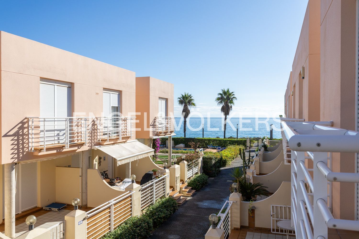 Vista exterior de Casa o xalet en venda en Vinaròs amb Aire condicionat, Calefacció i Jardí privat