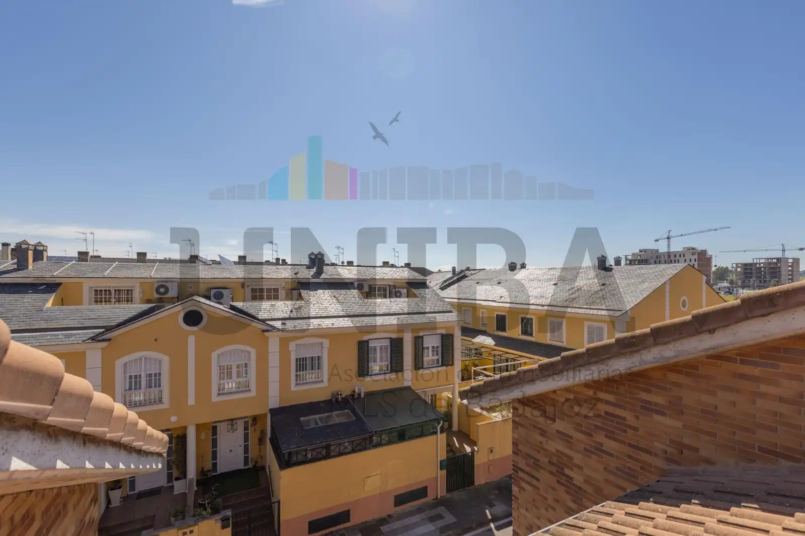 Vista exterior de Casa adosada en venda en Badajoz amb Aire condicionat, Calefacció i Traster