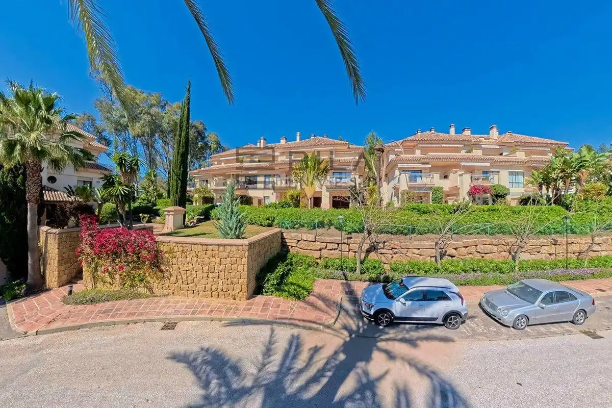 Vista exterior de Pis en venda en Marbella amb Aire condicionat, Terrassa i Traster