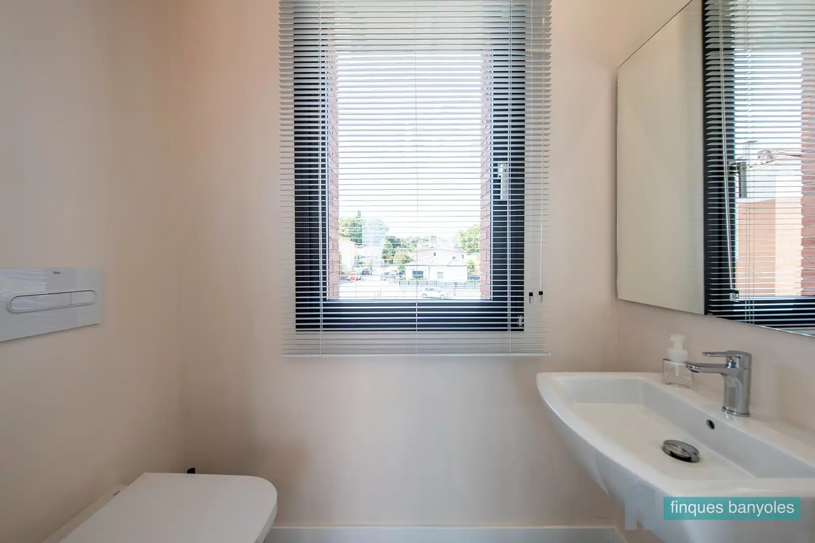 Bathroom of Houses for sale in Banyoles  with Air Conditioner, Heating and Terrace