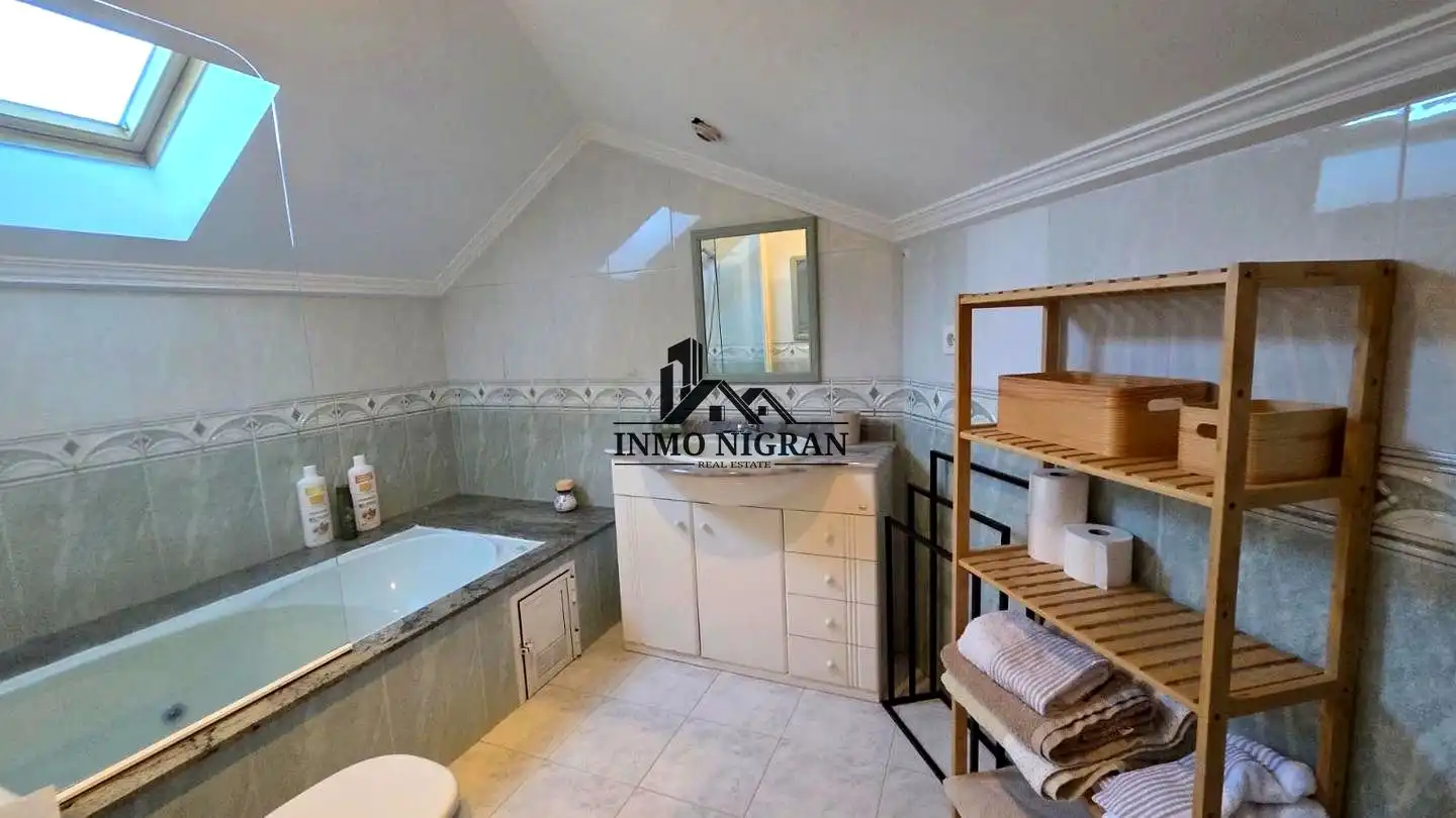 Baño de Ático en venta en Nigrán con Calefacción, Parquet y Terraza