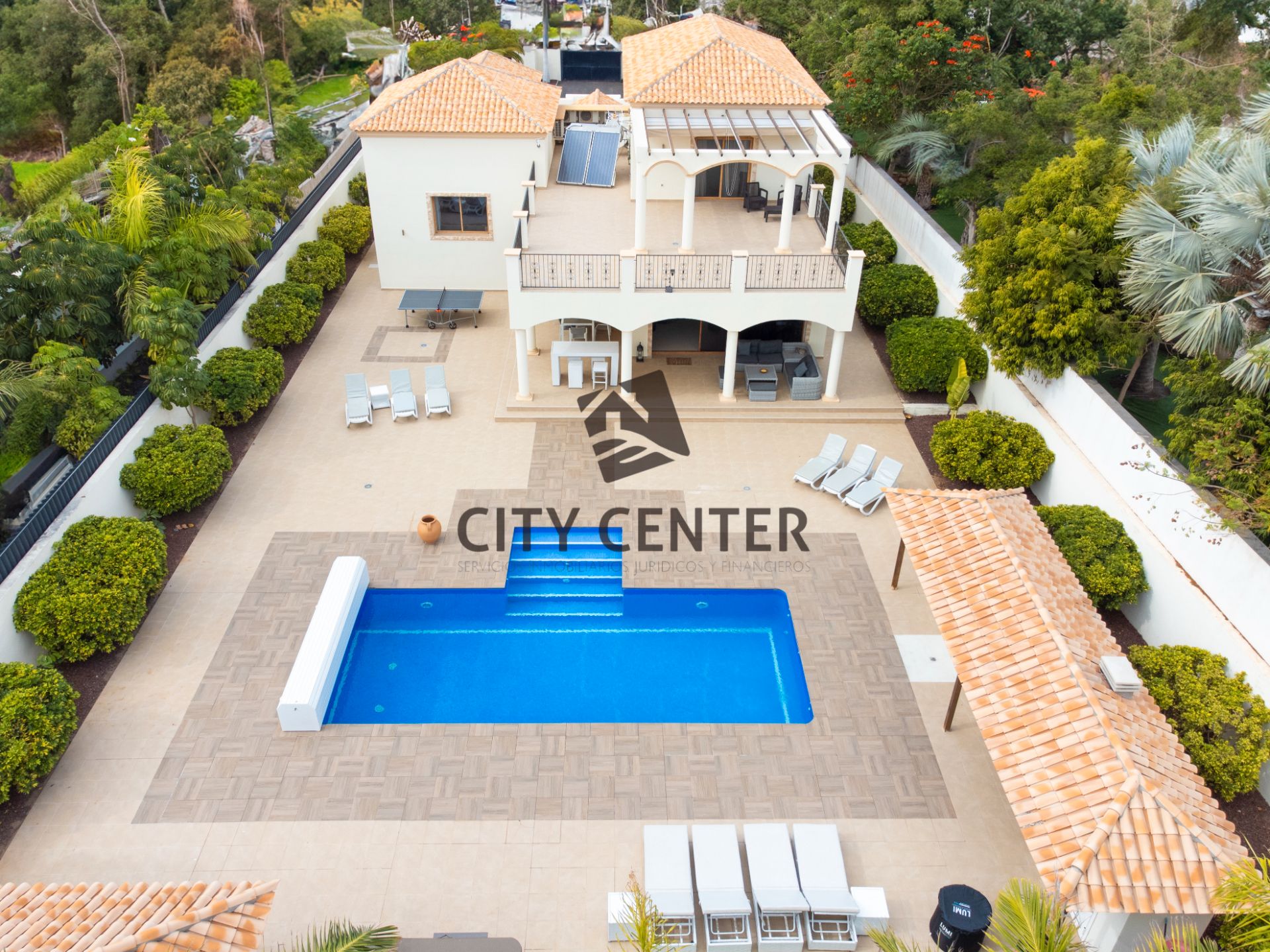 Vista exterior de Casa o xalet en venda en Adeje amb Aire condicionat, Jardí privat i Piscina