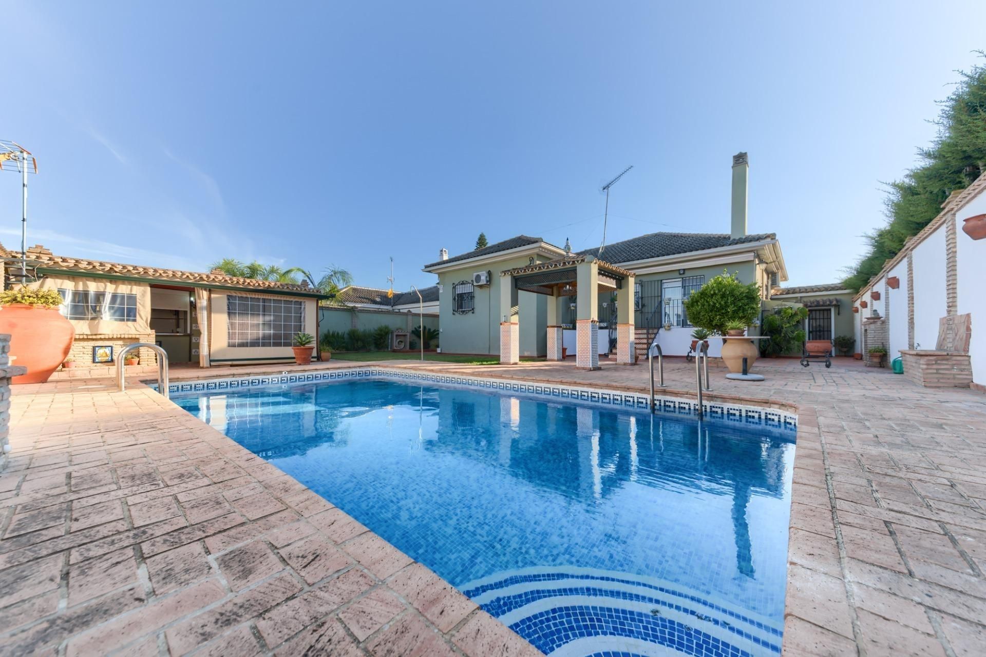 Piscina de Casa o xalet en venda en Espartinas amb Aire condicionat, Jardí privat i Terrassa