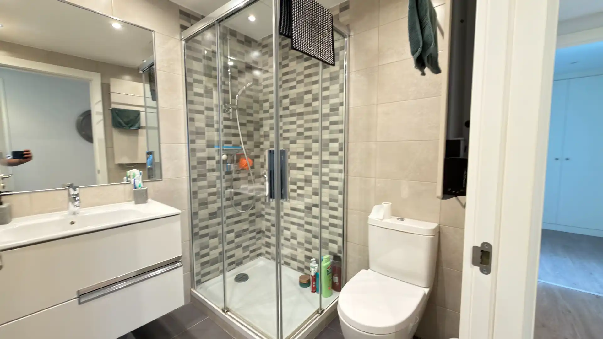 Badezimmer von Wohnung zum Verkauf in Badalona mit Klimaanlage, Heizung und Parkett