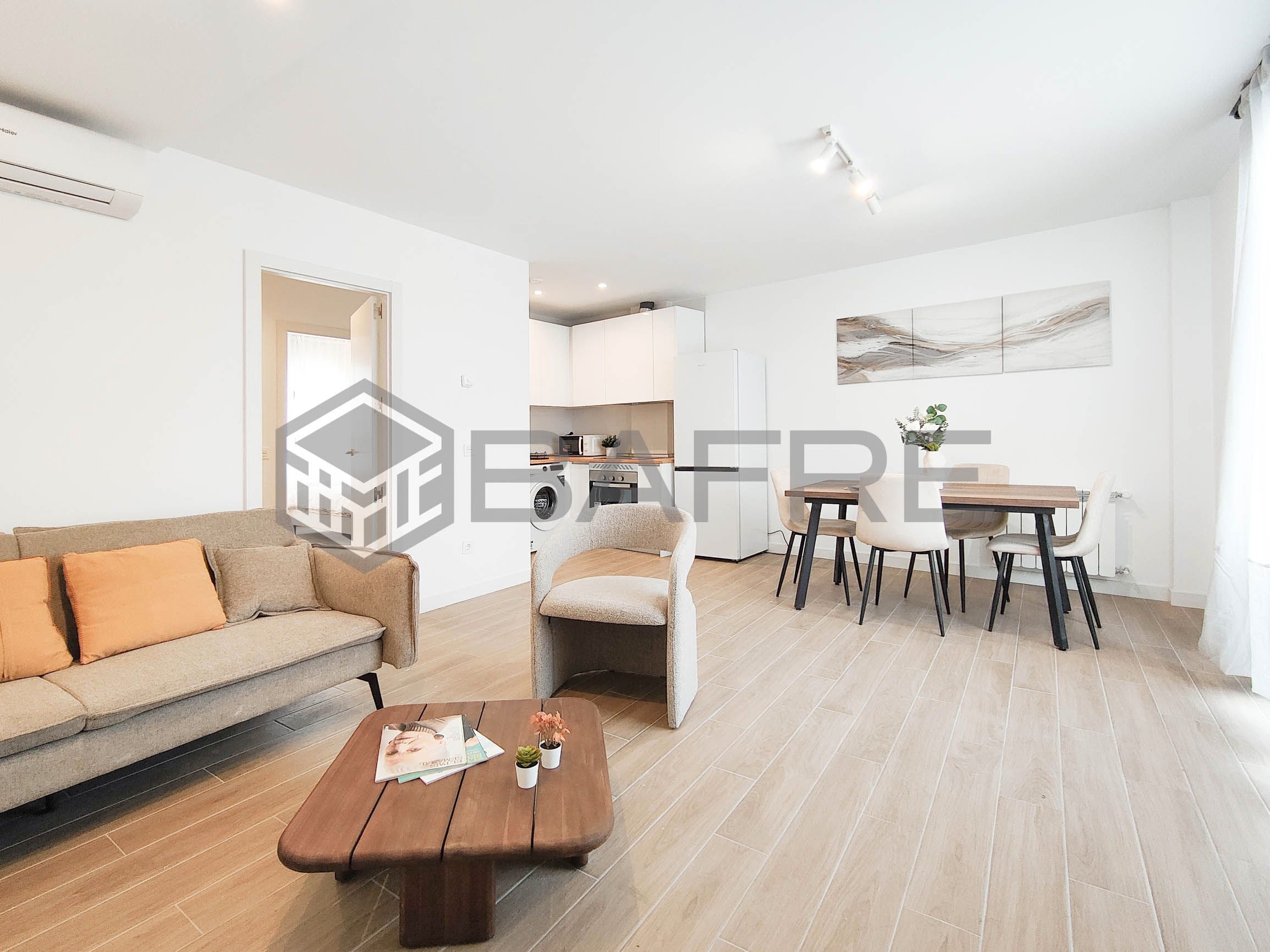 Sala de estar de Piso de alquiler en  Madrid Capital con Aire acondicionado, Calefacción y Balcón