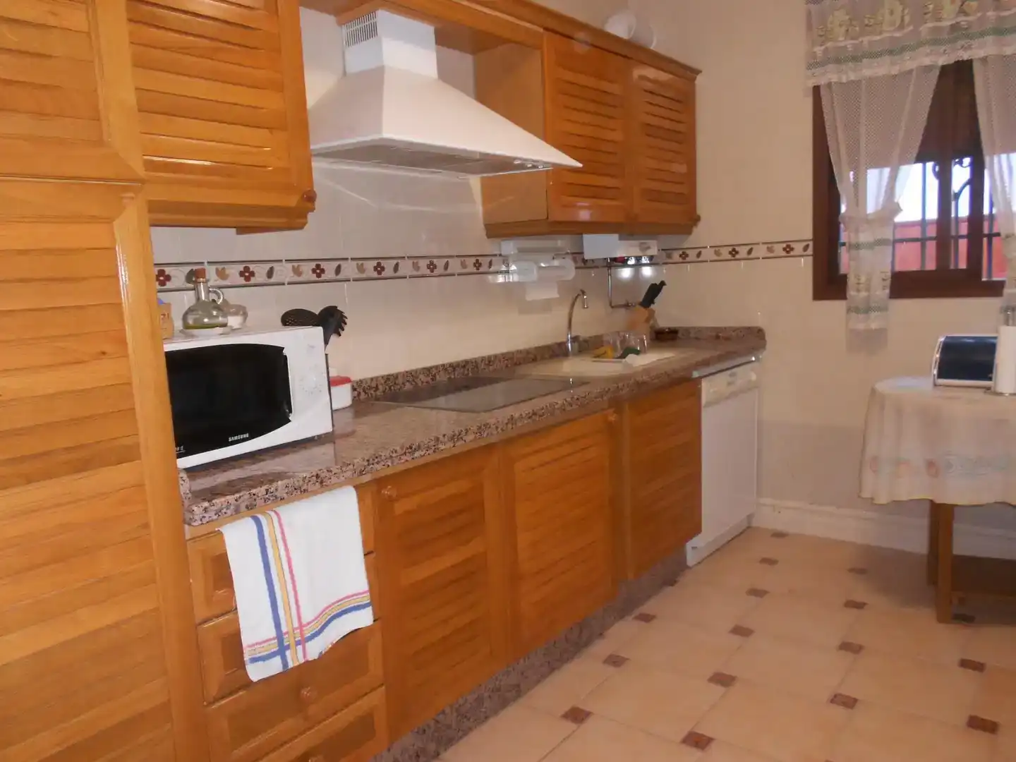 Cuina de Casa o xalet en venda en Montejaque amb Jardí privat, Traster i Moblat