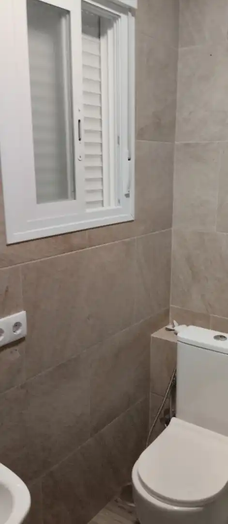Badezimmer von Büro zur Miete in Córdoba mit Klimaanlage und Heizung